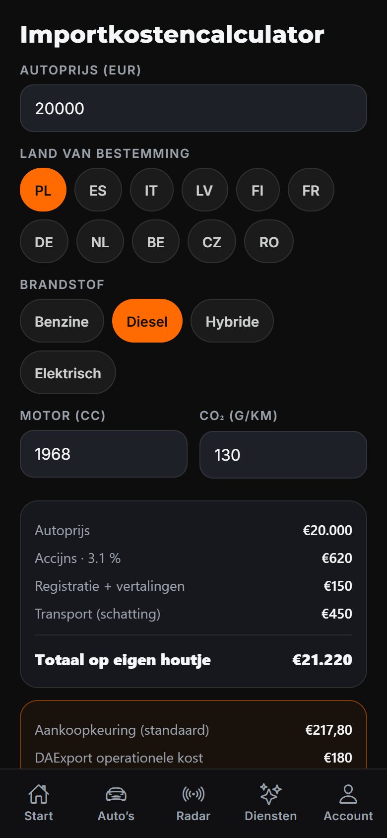 Importkostencalculator in de DAExport-app met autoprijs, bestemmingsland, brandstof, motorinhoud en CO₂, plus accijns, registratie, transport en het totaal van de importkosten